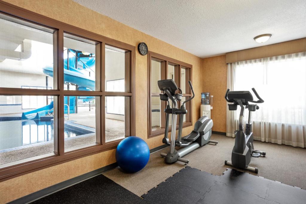 Fitness centrum a/nebo fitness zařízení v ubytování Days Inn & Suites by Wyndham Strathmore