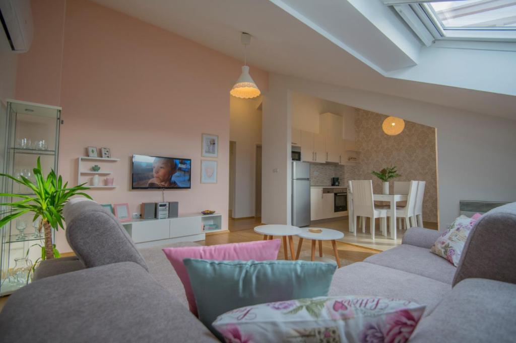 伊莫茲基的住宿－Apartment Petra，一间带两张沙发的客厅和一间厨房