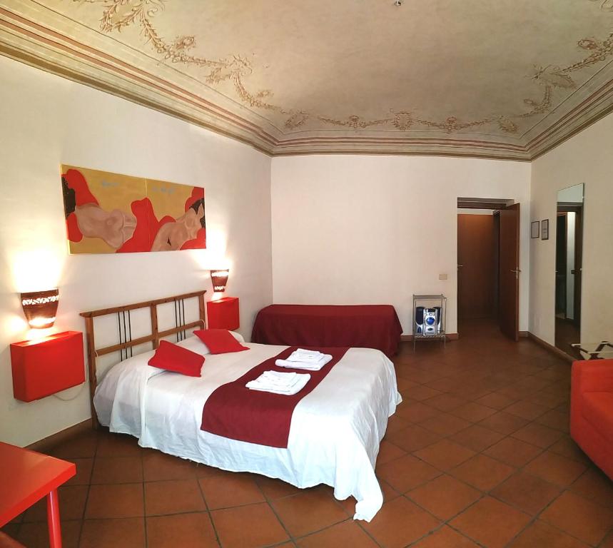 ein Hotelzimmer mit einem Bett und einem Sofa in der Unterkunft LT Appartamento Teatro Massimo in Palermo