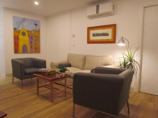 a living room with a couch and chairs and a table at Apartamento La Hiedra in Huétor Vega
