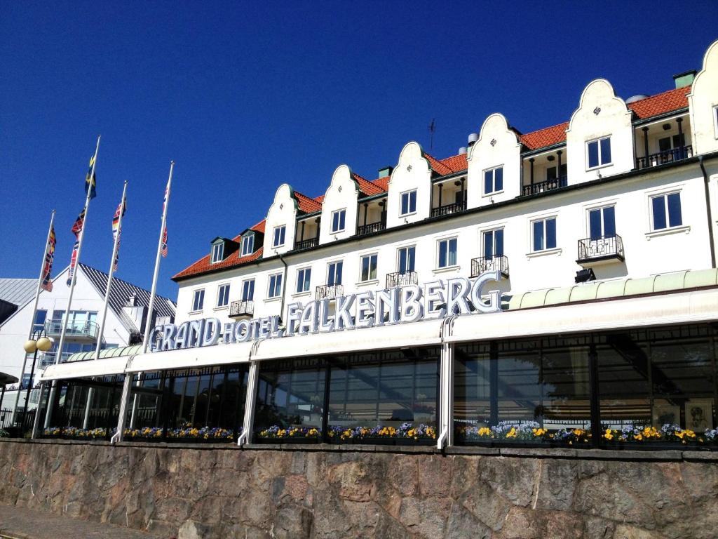 een groot wit gebouw met een bord erop bij Grand Hotel Falkenberg in Falkenberg