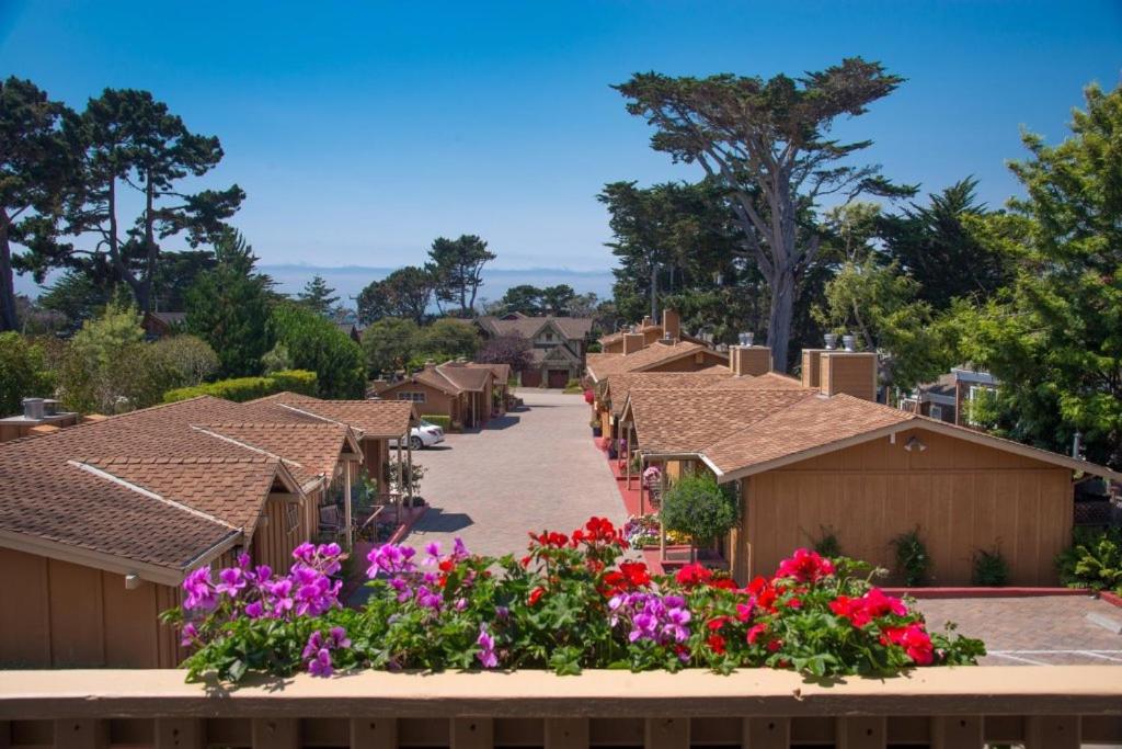 una fila de casas con flores en primer plano en Sunset Inn Pacific Grove en Pacific Grove