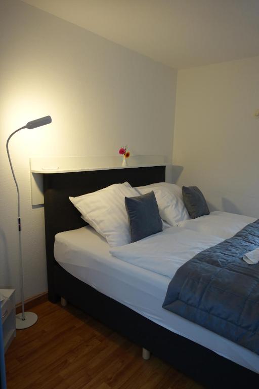 Postel nebo postele na pokoji v ubytování Stern Hotel