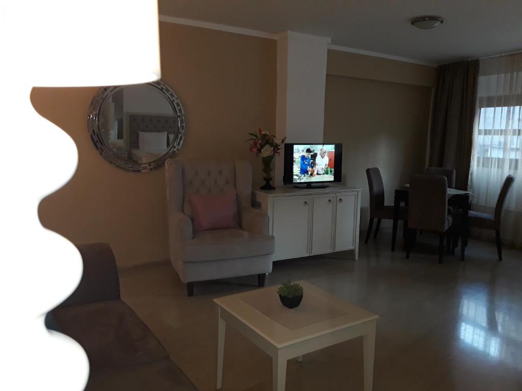 TV a/nebo společenská místnost v ubytování GreeceRent - LUX LADADIKA