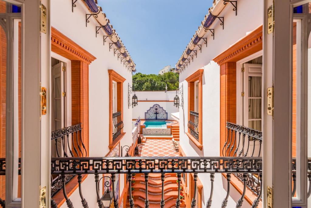 アラウリン・エル・グランデにあるCubo's Casa Manzanares Bijouの大邸宅のバルコニーからの眺め