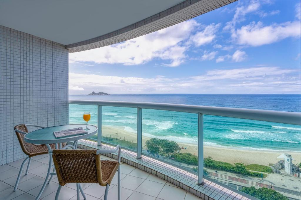 balkon z widokiem na ocean w obiekcie Wyndham Rio Barra w mieście Rio de Janeiro