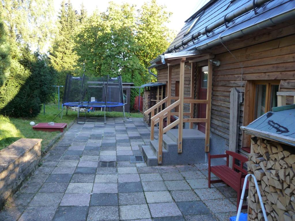 a patio next to a house with a picnic table at Haus Bergwiese - für Naturfreunde, Familien, Wanderer in Gehlberg
