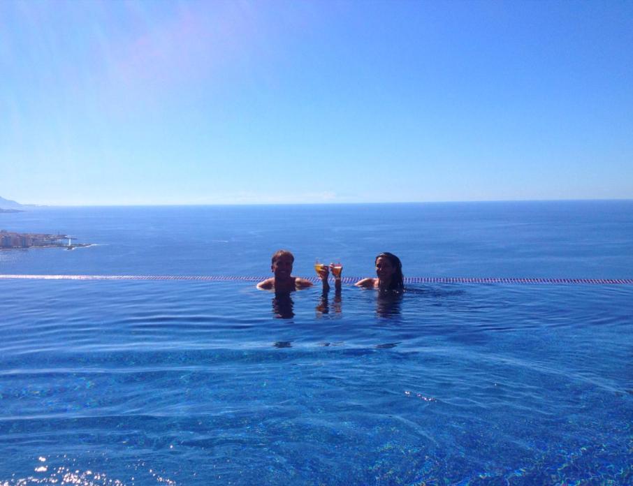 zwei Personen im Wasser in einem Pool in der Unterkunft Villa OCEAN Infinity heated pool optional in Santa Úrsula