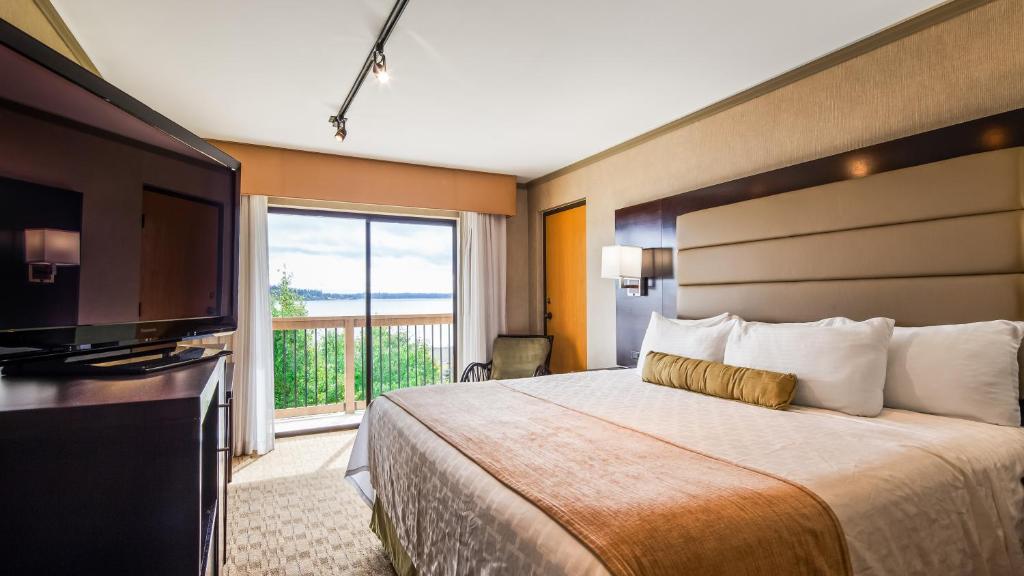 Postel nebo postele na pokoji v ubytování Best Western Plus Silverdale Beach Hotel