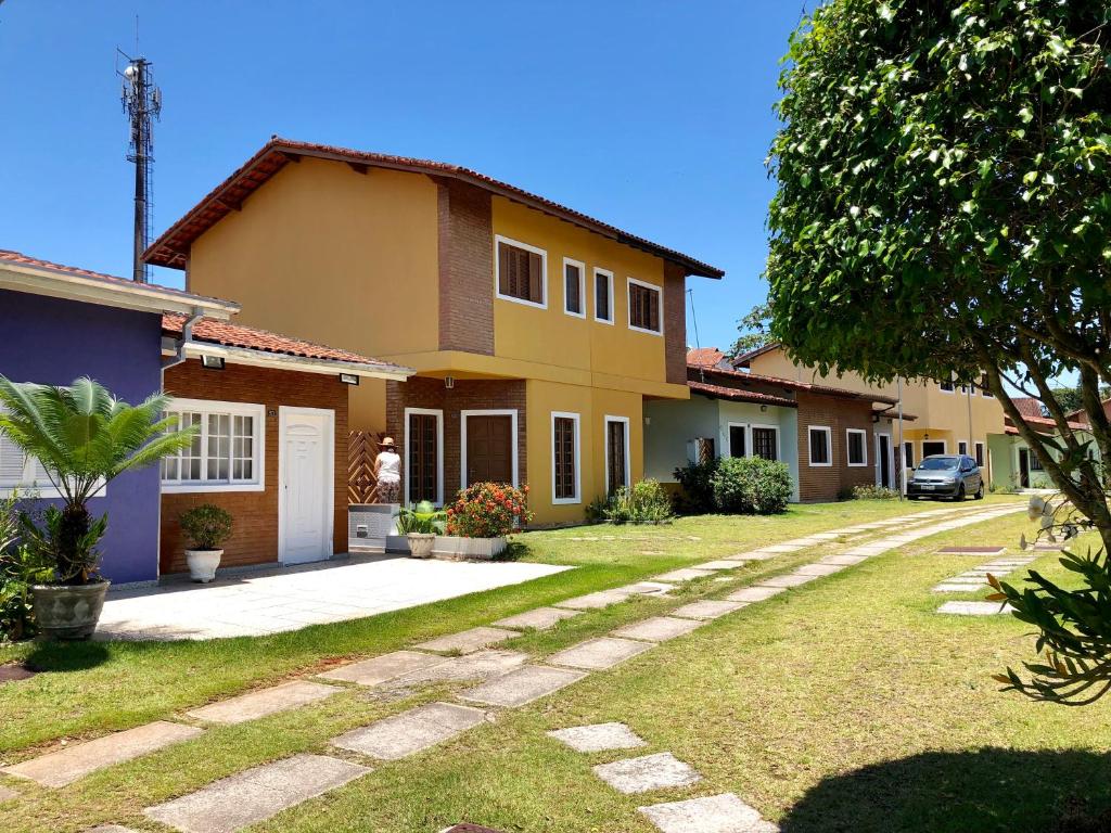  Uma Casa Feliz Pertinho da Praia pra Relaxar