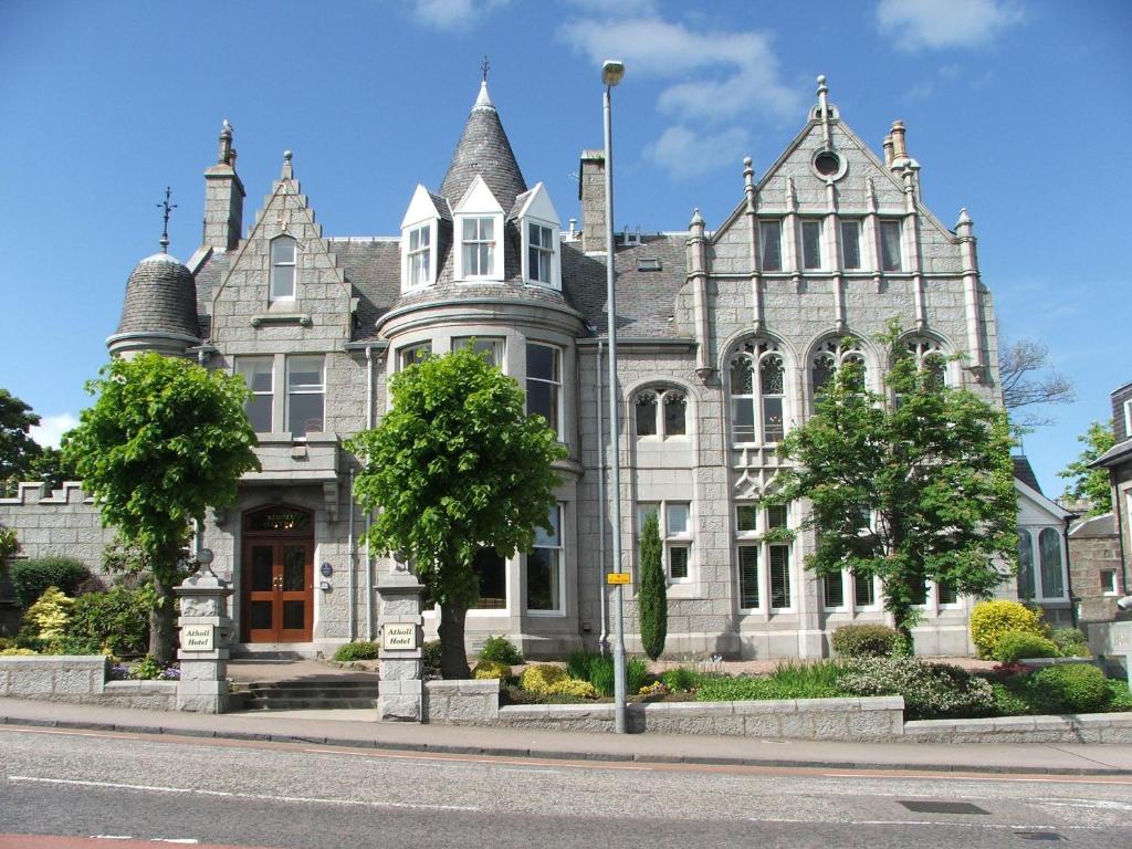 una casa vieja en una calle de la ciudad frente a ella en Atholl Hotel en Aberdeen