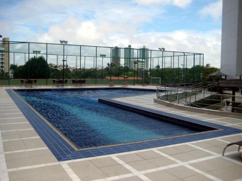 una piscina en medio de un edificio en DUNA BARCANE RESIDENCE, en Natal