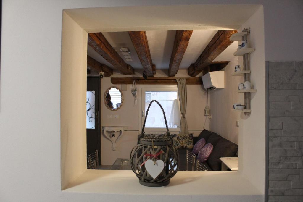 a mirror reflecting a room with a purse on a shelf at La corte segreta in Venice