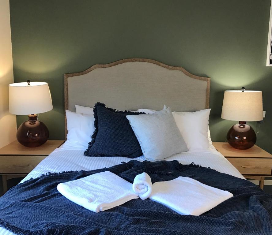 uma cama com um roupão e toalhas em Ski Club of Victoria - Ivor Whittaker Lodge em Mount Buller