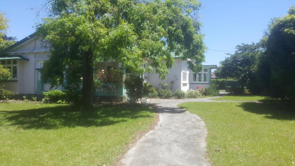 una casa con un albero nel cortile di History @ Renall a Masterton