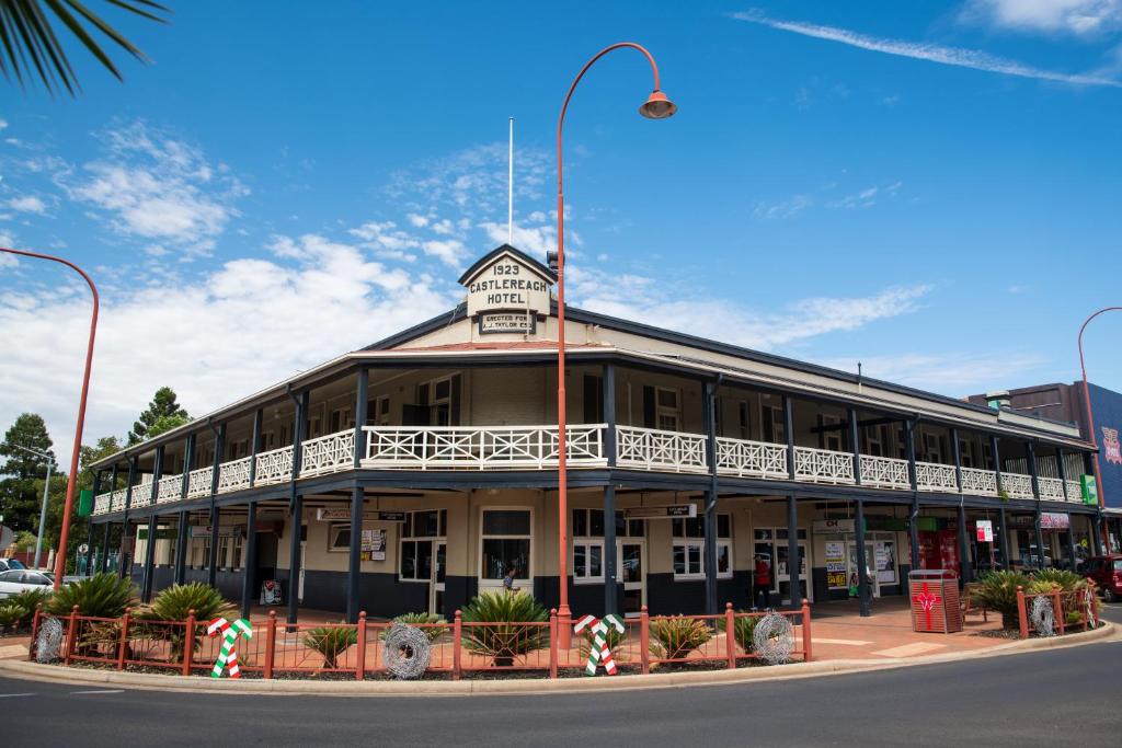 a building on the corner of a street at Castlereagh Hotel in Dubbo