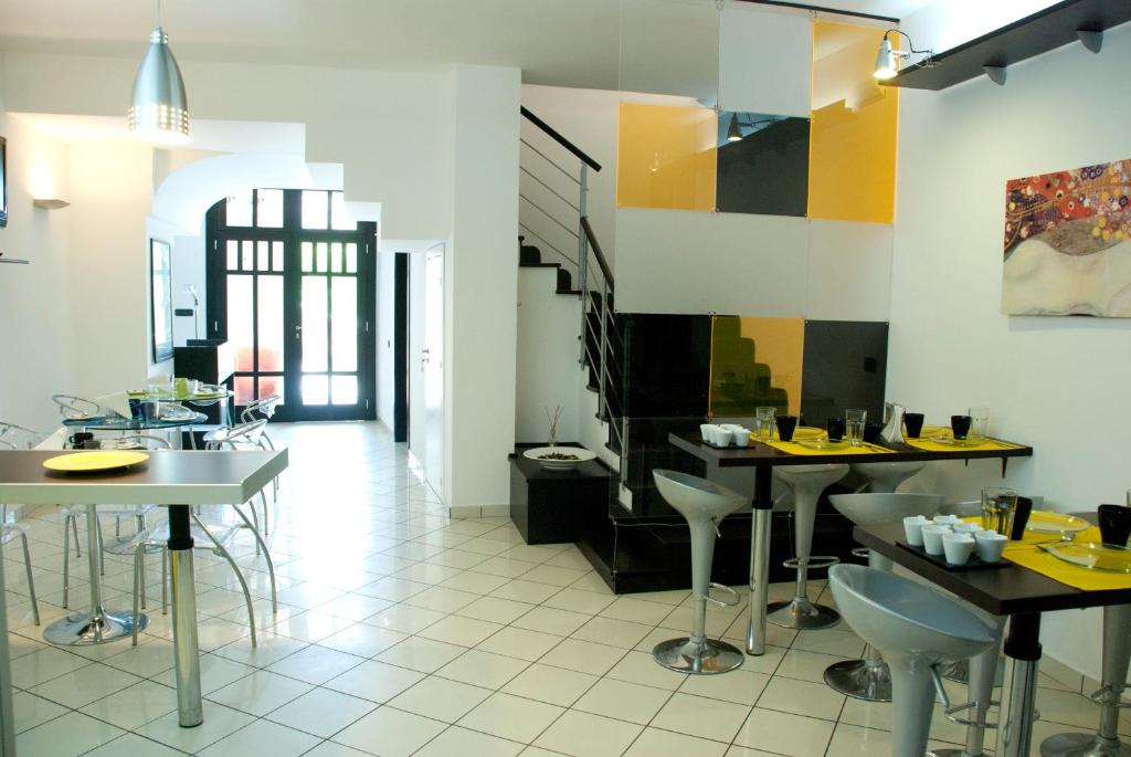 ein Restaurant mit Tischen und Stühlen in einem Zimmer in der Unterkunft Il Profumo dei Sensi in Pollica