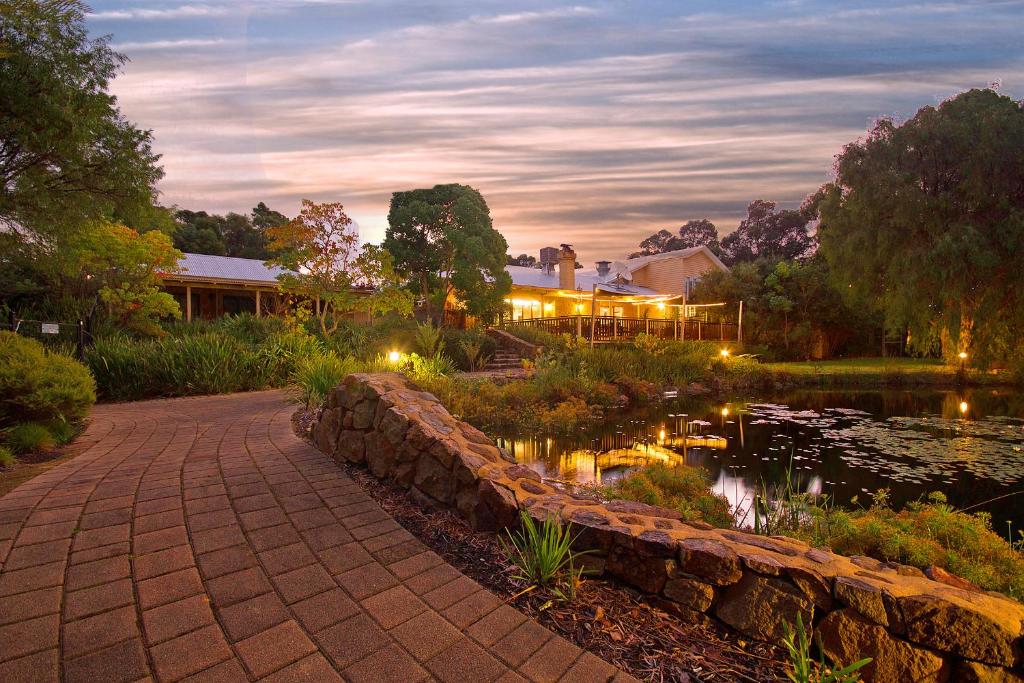 un complejo con un estanque frente a un edificio en Stay Margaret River en Margaret River