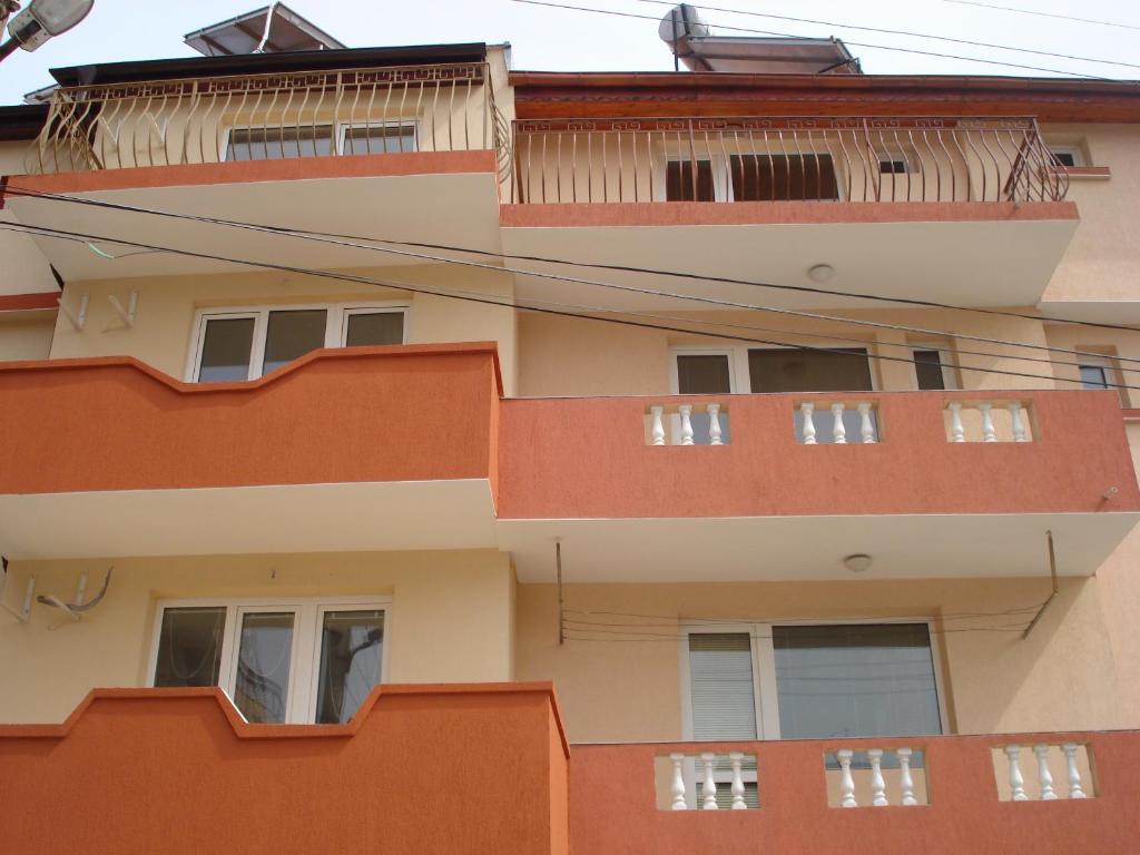 un edificio anaranjado con ventanas laterales en Kupenova Guest House, en Sozopol