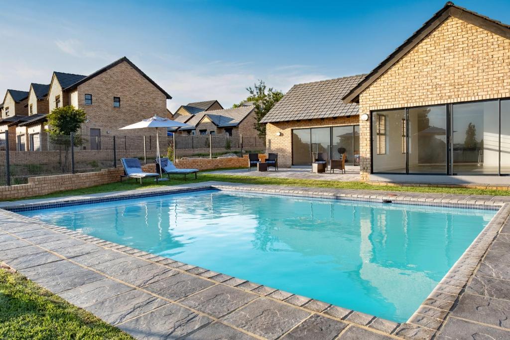 una piscina en el patio trasero de una casa en Kyalami Creek, en Midrand