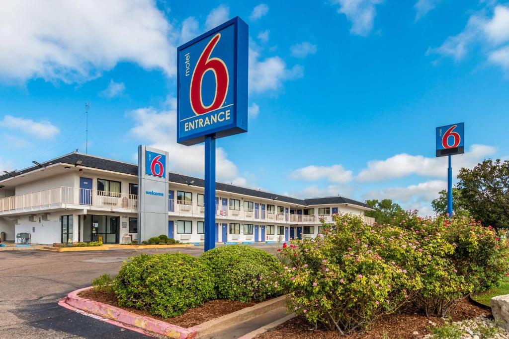 una señal de farmacia frente a un edificio en Motel 6-Bellmead, TX - Waco en Bellmead