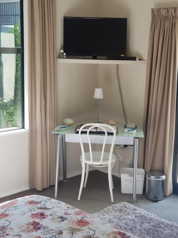 TV a/nebo společenská místnost v ubytování Haven Sanctuary Suite with Private Entrance