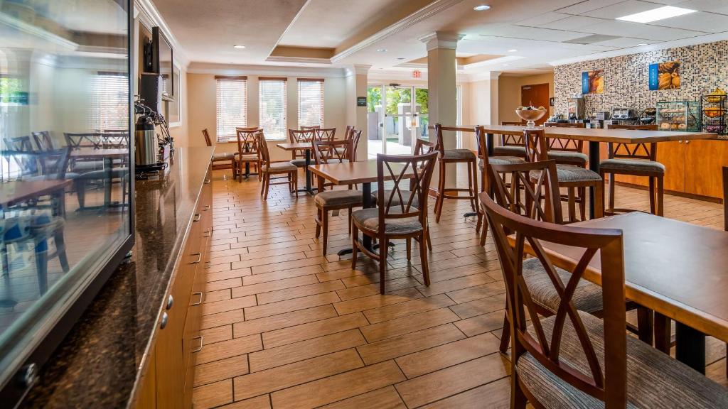 Best Western Plus Bradenton Hotel & Suites photo