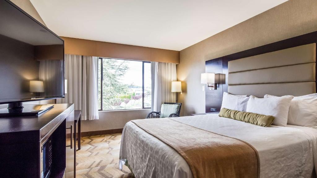 Postel nebo postele na pokoji v ubytování Best Western Plus Silverdale Beach Hotel