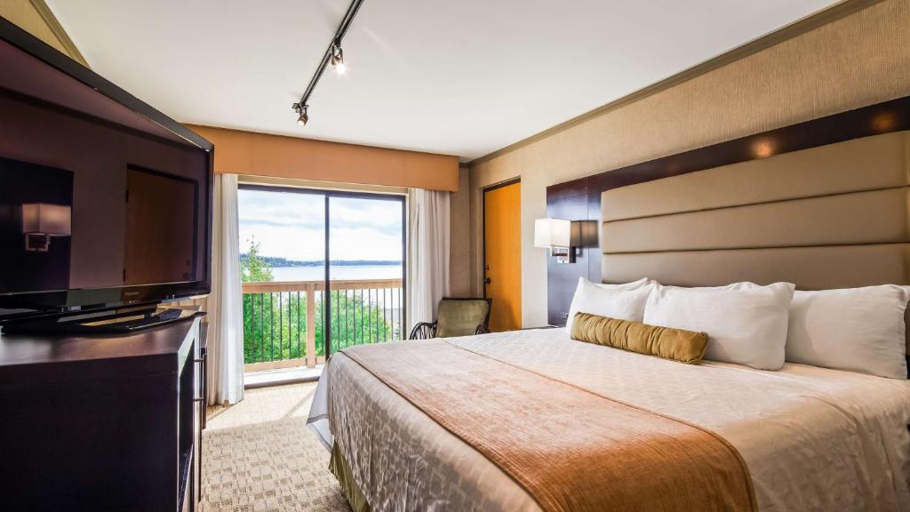 Postel nebo postele na pokoji v ubytování Best Western Plus Silverdale Beach Hotel