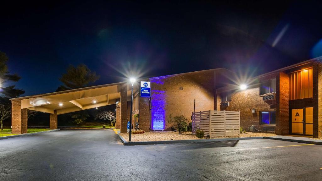 un bâtiment avec un parking la nuit dans l'établissement Best Western Shelbyville Lodge, à Shelbyville
