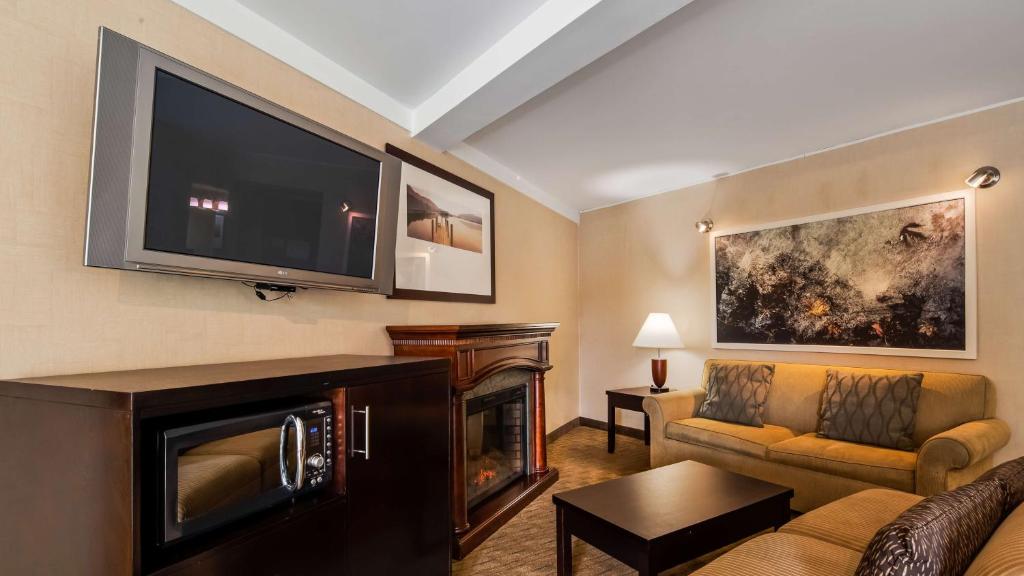 TV a/nebo společenská místnost v ubytování Best Western Plus Silverdale Beach Hotel