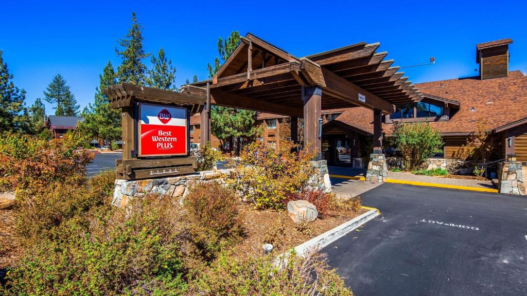 un bâtiment avec un panneau devant lui dans l'établissement Best Western Plus Truckee-Tahoe Hotel, à Truckee