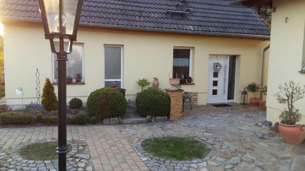 a street light in front of a house at An der Heide. in Braunsteich