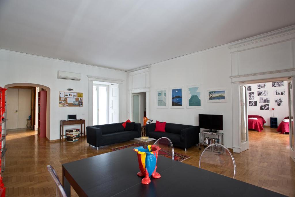 ein Wohnzimmer mit einem Sofa und einem Tisch in der Unterkunft Bella Napoli Art Gallery in Neapel