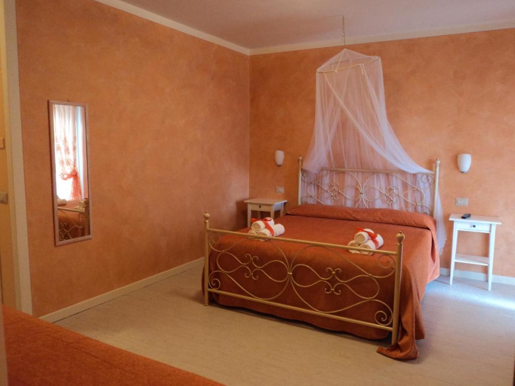 1 dormitorio con 1 cama con dosel en Bed & Breakfast Giardini di Corte en Toscolano Maderno