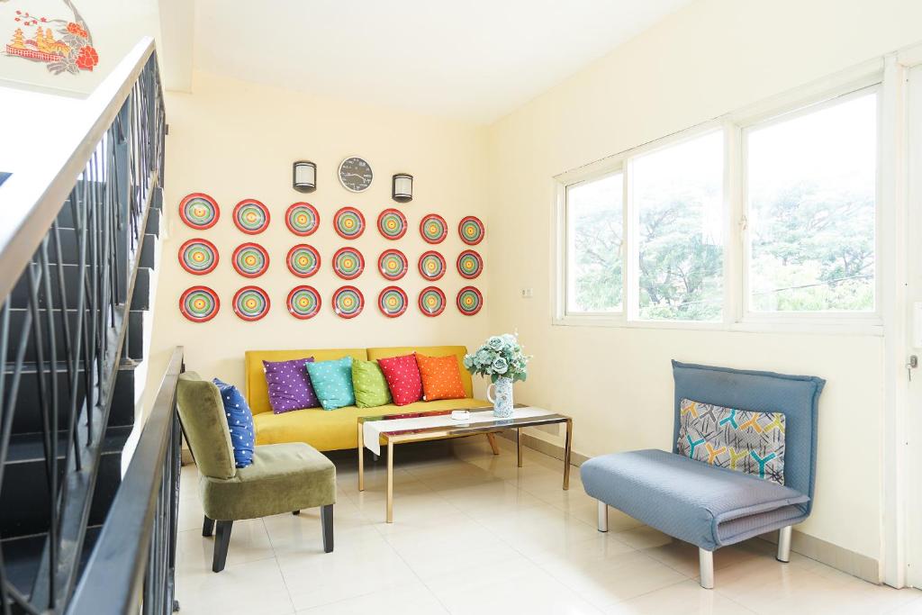 Posezení v ubytování Pratisarawirya Guesthouse by ecommerceloka