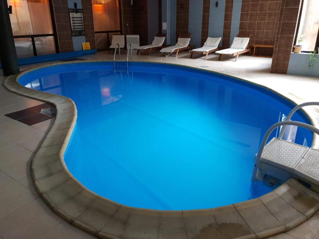 ein großer Pool mit blauem Wasser in einem Gebäude in der Unterkunft Dream Apart Hotel 207 in Bansko