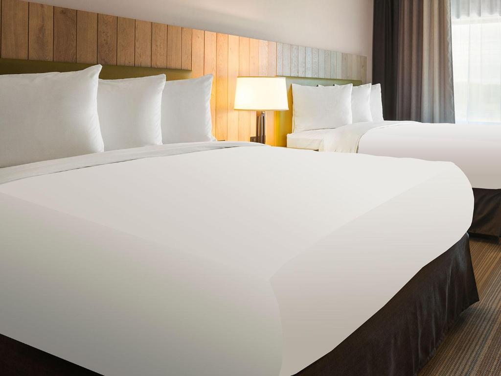 Country Inn & Suites by Radisson, Omaha Airport, IAにあるベッド