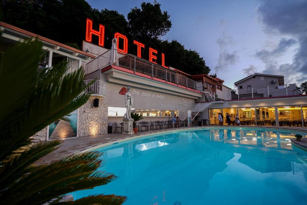 トロペアにあるHotel Orizzonte Bluのホテル正面の大型スイミングプール