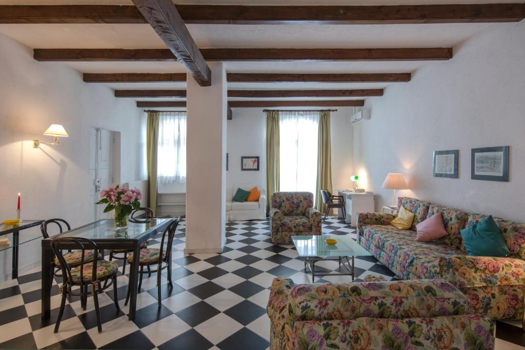 salon z kanapą i stołem w obiekcie Agriturismo Il Torrione w mieście Pinerolo