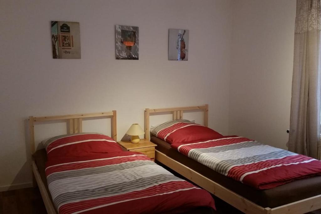 two beds sitting next to each other in a room at Hof Heideland 2 - Fenster zum Hof in Eichholz