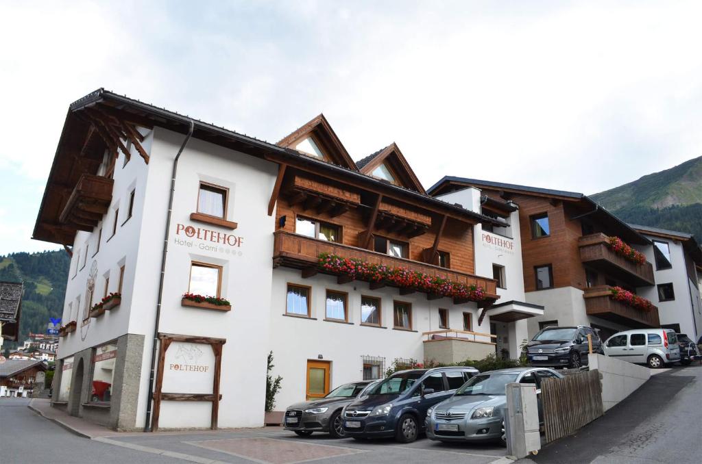 a building with cars parked in front of it at Poltehof in Fiss