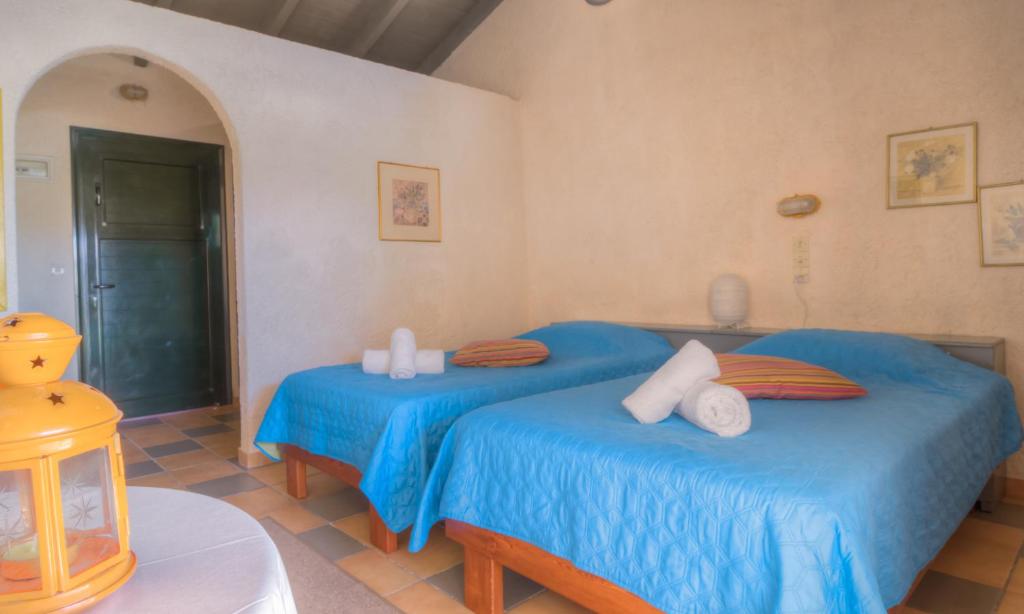 A bed or beds in a room at Lefkes Apartments
