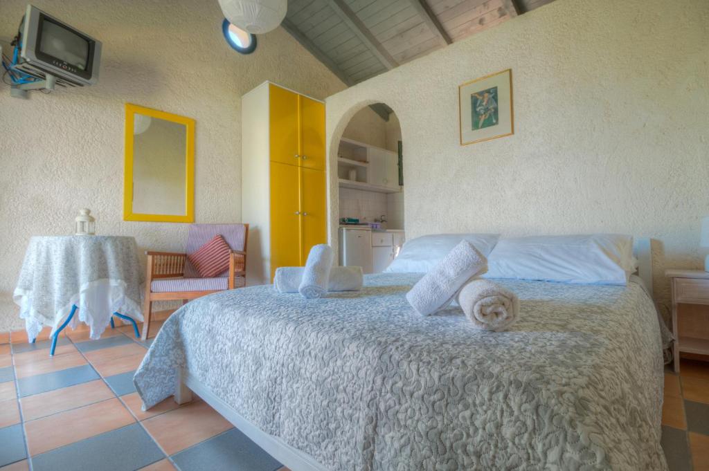 A bed or beds in a room at Lefkes Apartments