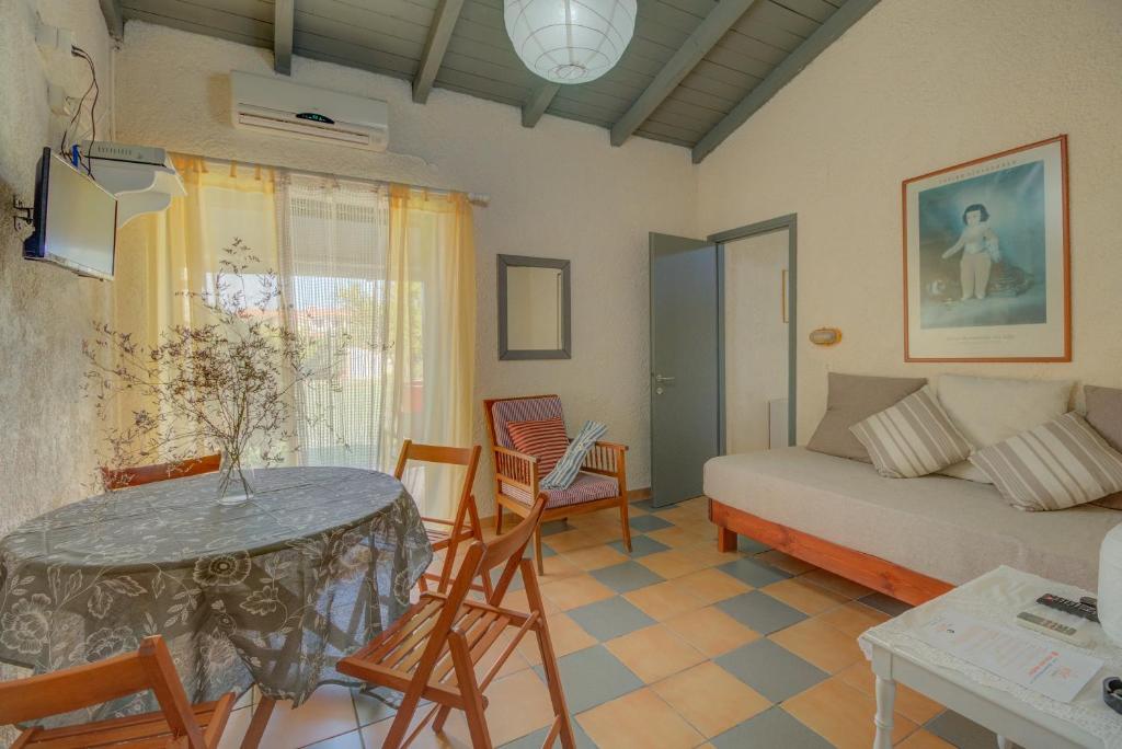 A seating area at Lefkes Apartments