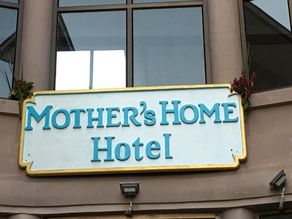 娘瑞的住宿－Mother's Home Hotel，大楼一侧酒店标志