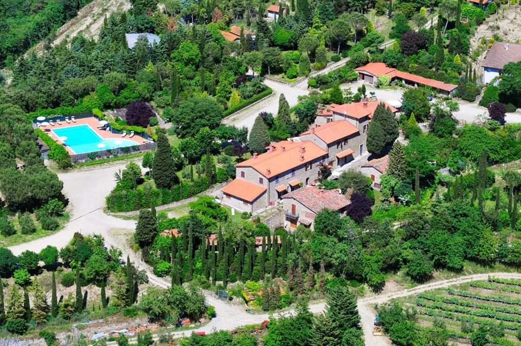 una vista aérea de una finca con piscina en Buccia Nera, en Chiassa Superiore