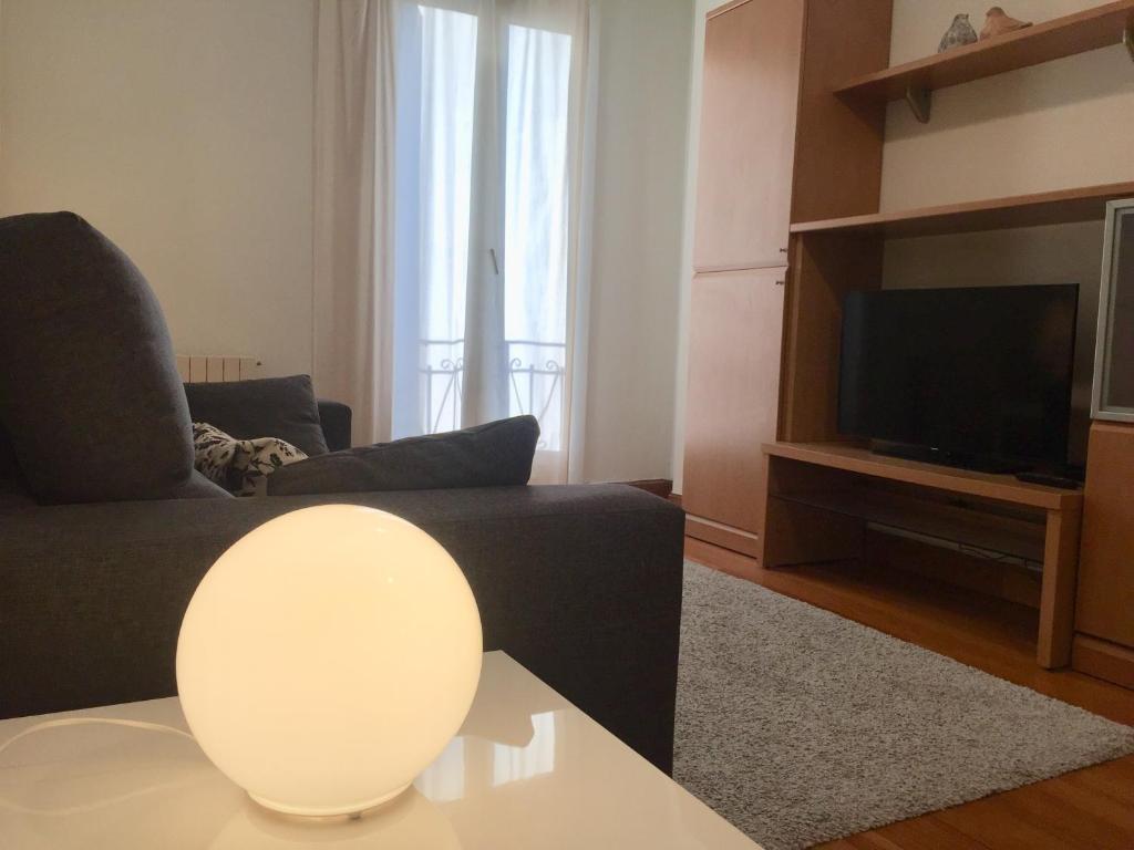 Televízia a/alebo spoločenská miestnosť v ubytovaní Plaza
