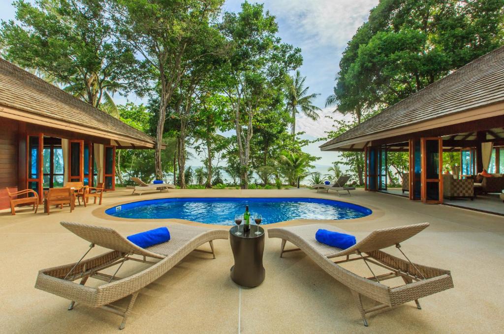 Koh Jum Beach Villas "A member of Secret Retreats" tesisinde veya buraya yakın yüzme havuzu