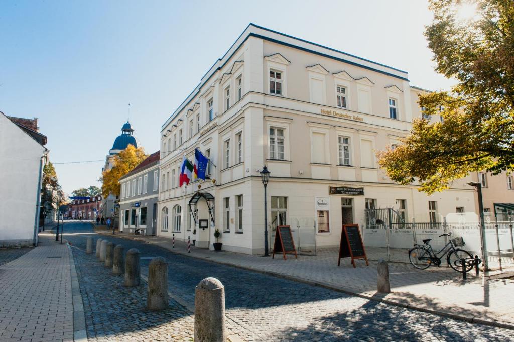 um grande edifício branco no lado de uma rua em Hotel & Restaurant "Deutscher Kaiser" em Perleberg